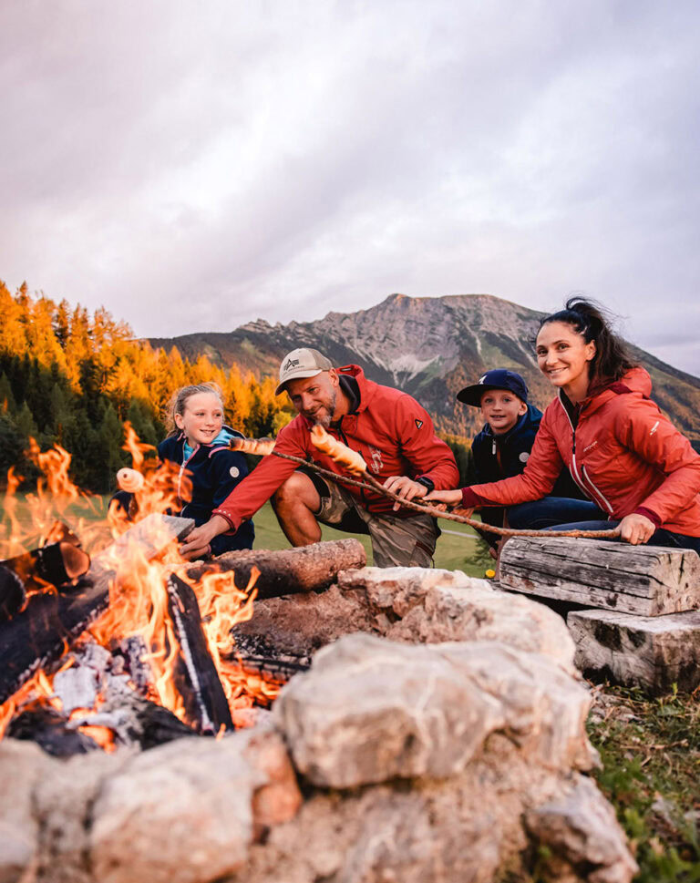 Familie beim Grillen vor dem Ötscher am Lagerfeuer